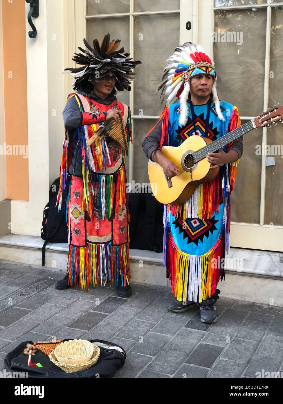 Straßenmusiker in Istanbul, Türkei, die in farbenfrohen traditionellen Kostümen auftreten und lebendige Musik mit Passanten teilen. Stockfoto