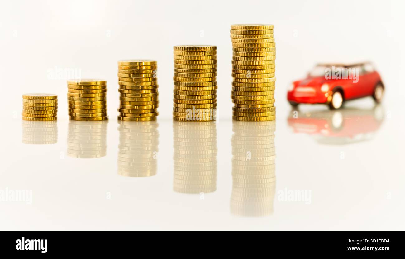 Gutes Finanzkonzept: Rotes kleines Traumauto, Wunscherfüllung. Finanzielle Ziele, Strategie und Beharrlichkeit. Für Hintergrundinformationen Stockfoto