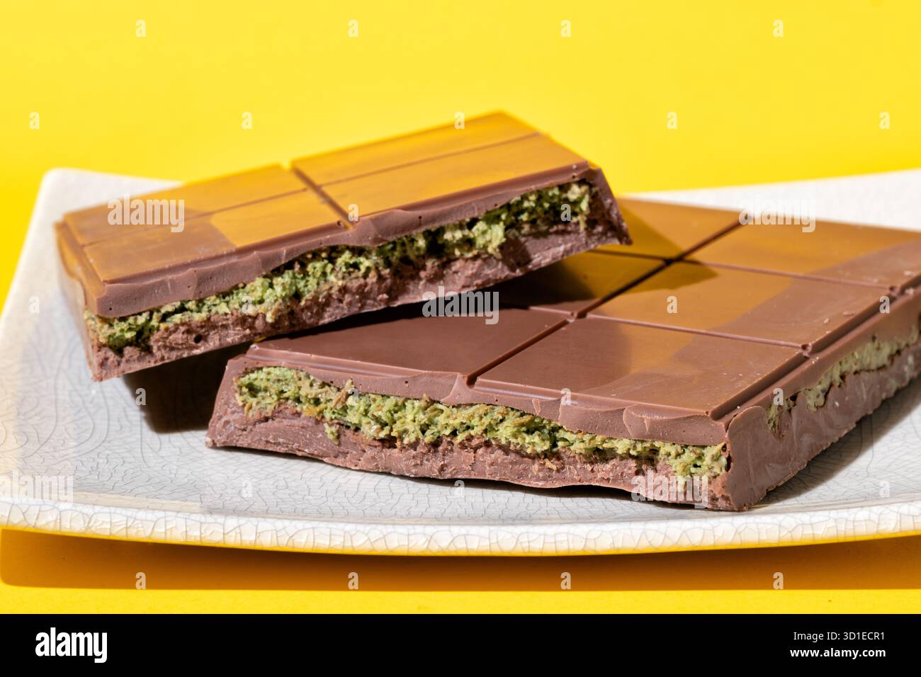 UK. Eine Bar mit hausgemachter Dubai Chocolate. Trocken frittiertes Kataifi-Gebäck wird mit Pistazienpaste gemischt und dann zwischen Milchschokolade eingelegt Stockfoto
