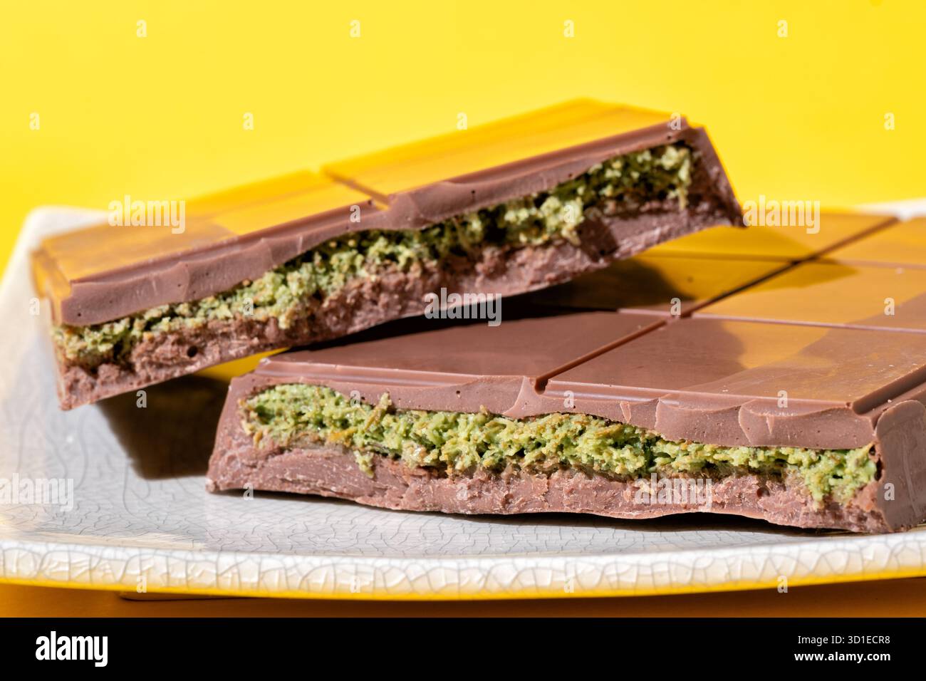 UK. Eine Bar mit hausgemachter Dubai Chocolate. Trocken frittiertes Kataifi-Gebäck wird mit Pistazienpaste gemischt und dann zwischen Milchschokolade eingelegt Stockfoto