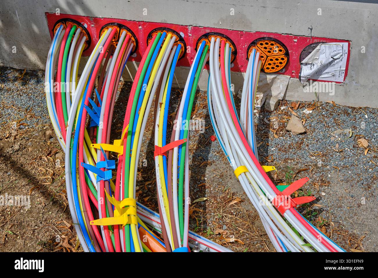 Kabelanschlüsse für einzelne Haushalte an einem lokalen Internet-Hub, Deutschland Stockfoto