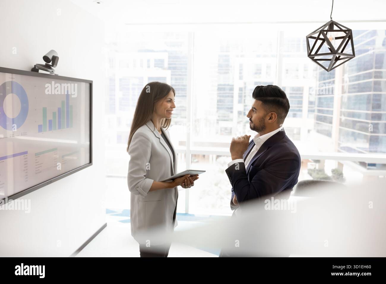 Einige junge multiethnische Geschäftskollegen diskutieren KPI-Benchmarks Stockfoto