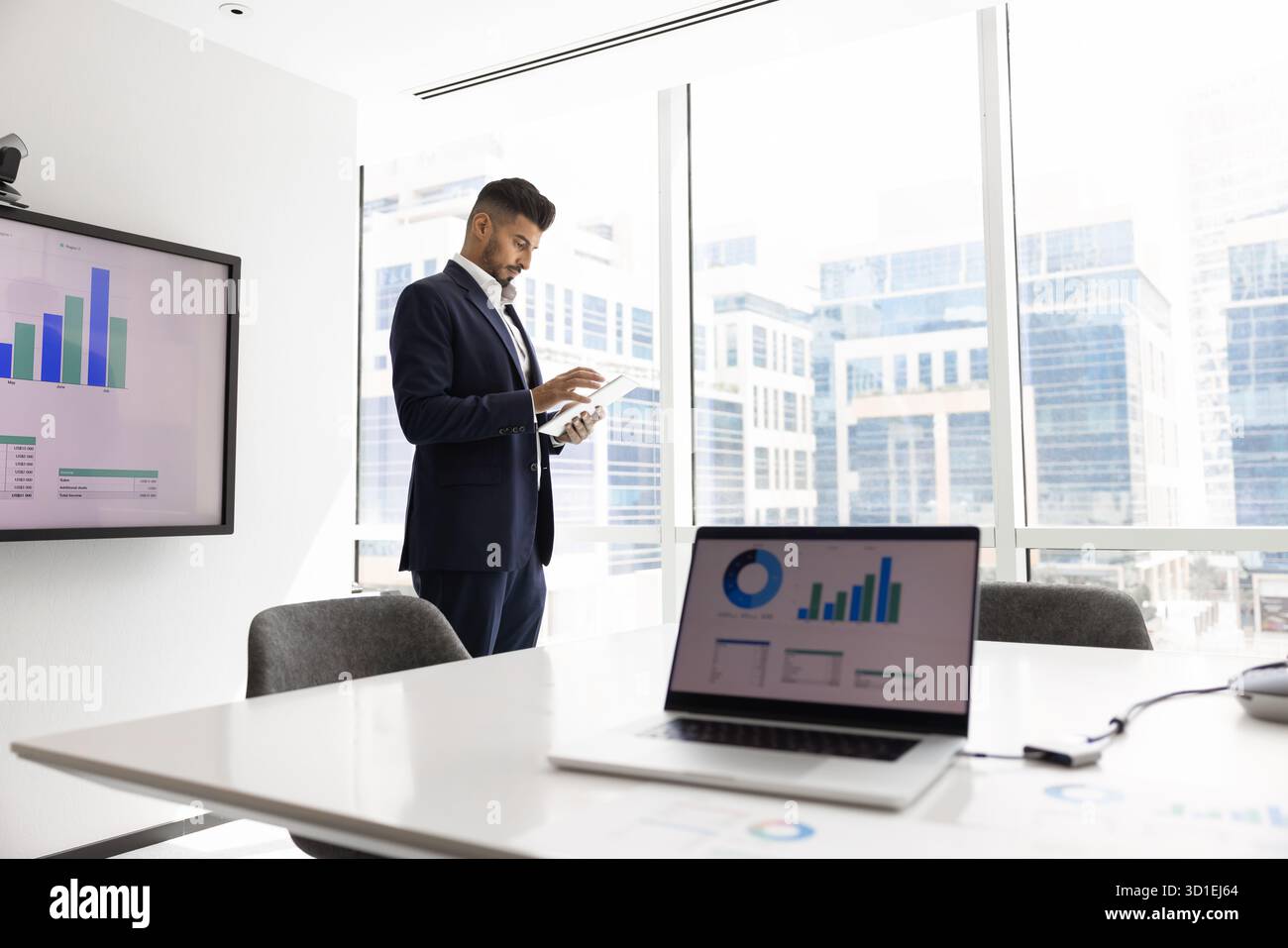 Laptop-Bildschirm mit Diagramm und Produkteigentümer, der Verkaufsberichte analysiert Stockfoto