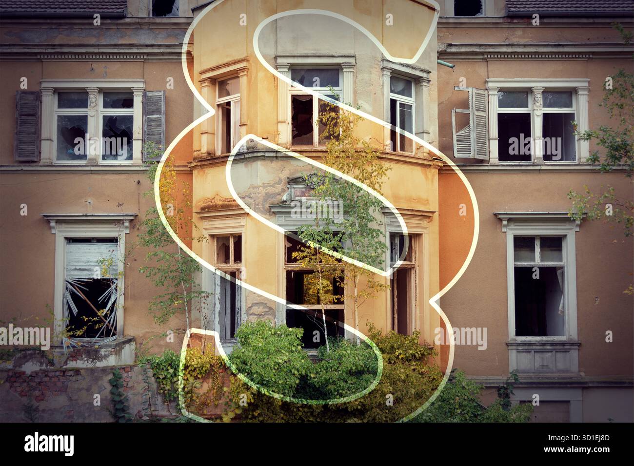 Altes Gebäude, das renoviert werden muss, mit Paragraph-Symbol Stockfoto