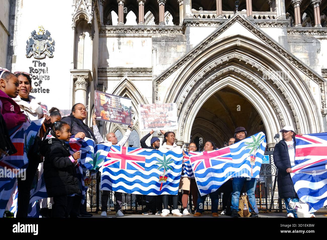 London, Großbritannien. Oktober 2024. Mitglieder der chagossianischen Gemeinschaft treffen sich vor den königlichen Gerichten vor einer mündlichen Verhandlung, um eine vollständige gerichtliche Überprüfung in einem Antrag von drei chagossianischen Bürgern zu beantragen, die sagen, dass die britische Regierung es versäumt hat, die Gemeinde über die Übergabe der Inseln an Mauritius zufriedenstellend zu konsultieren. Quelle: Eleventh Photography/Alamy Live News Stockfoto