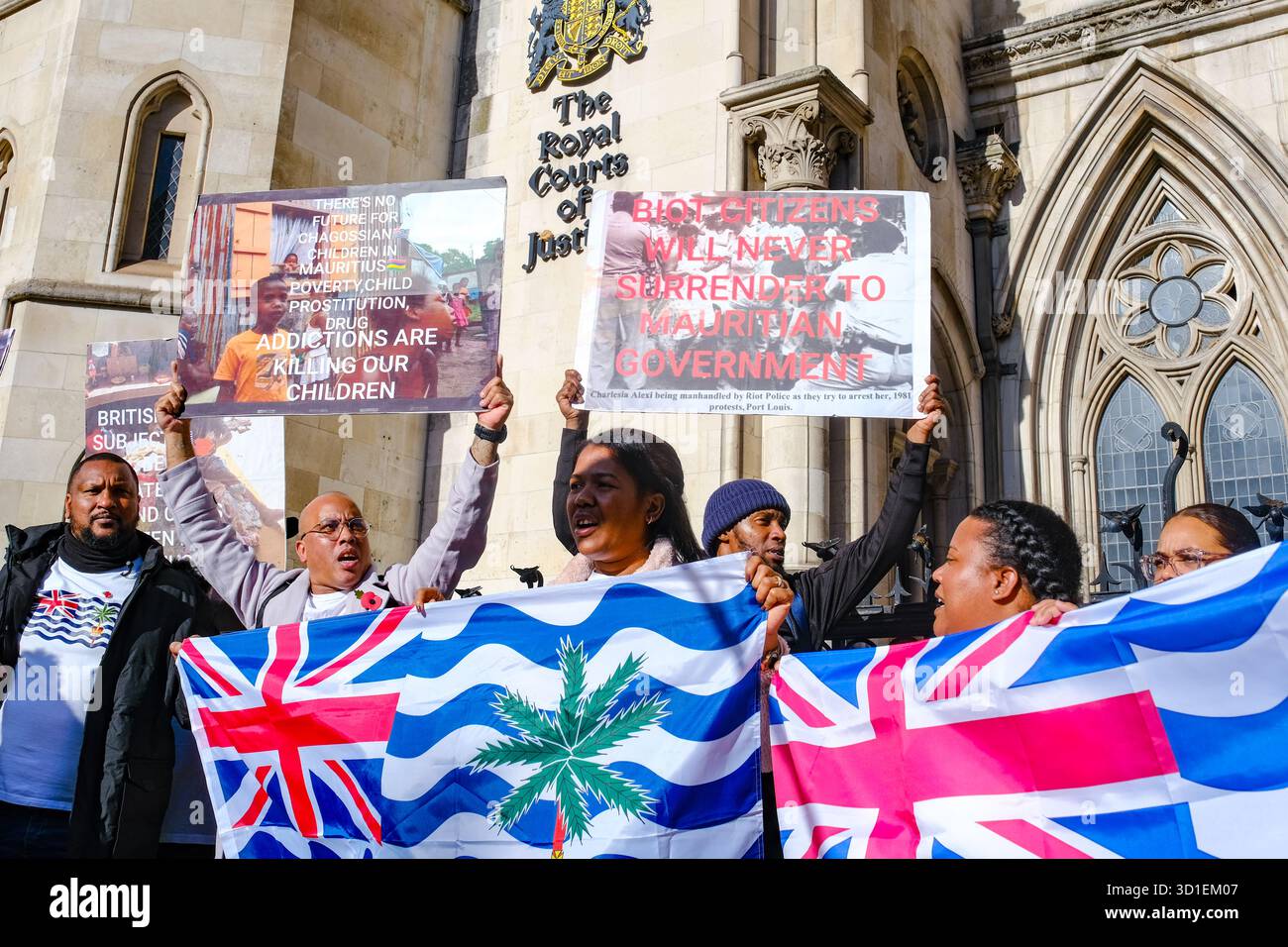 London, Großbritannien. Oktober 2024. Mitglieder der chagossianischen Gemeinschaft treffen sich vor den königlichen Gerichten vor einer mündlichen Verhandlung, um eine vollständige gerichtliche Überprüfung in einem Antrag von drei chagossianischen Bürgern zu beantragen, die sagen, dass die britische Regierung es versäumt hat, die Gemeinde über die Übergabe der Inseln an Mauritius zufriedenstellend zu konsultieren. Quelle: Eleventh Photography/Alamy Live News Stockfoto