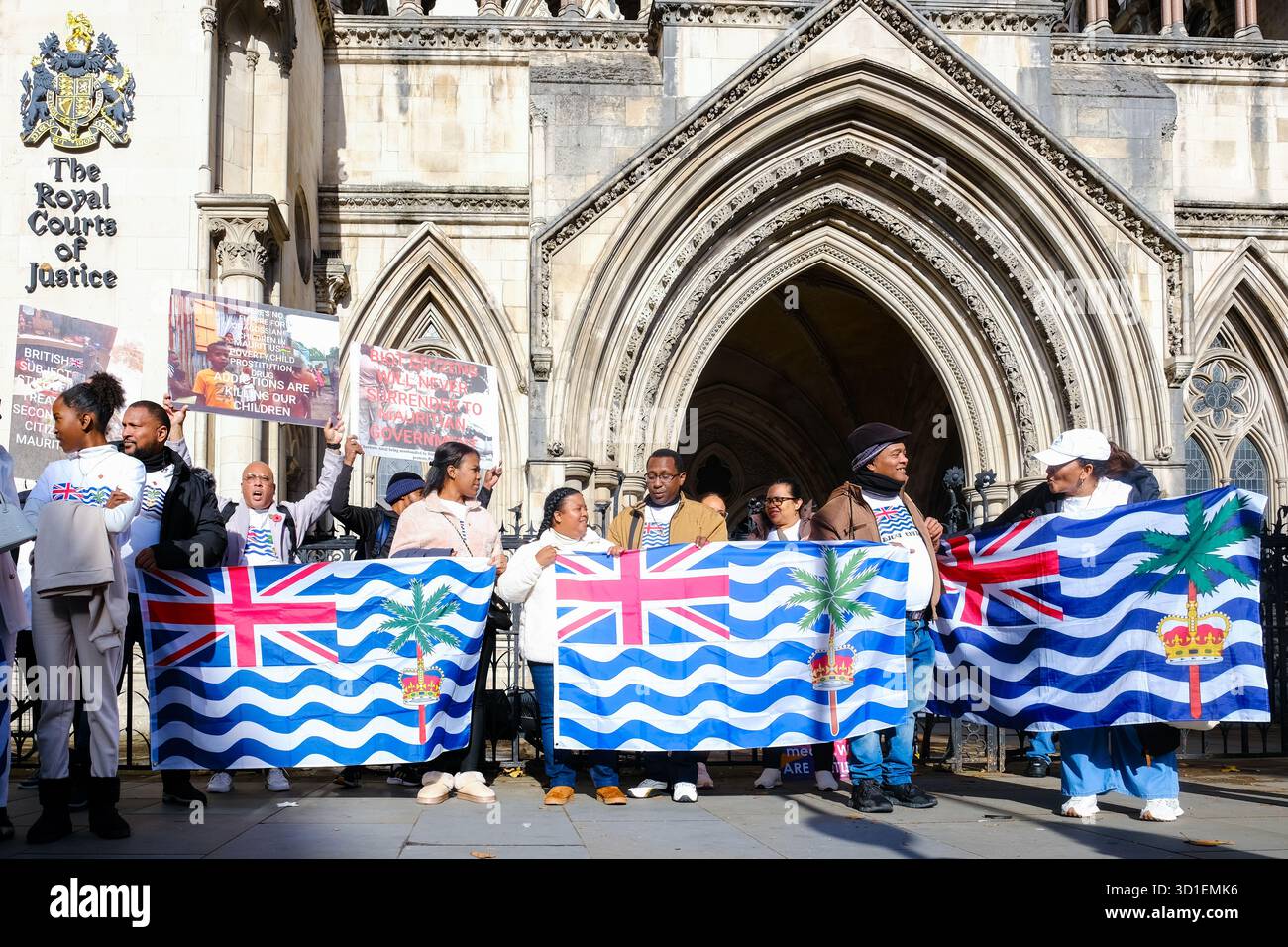 London, Großbritannien. Oktober 2024. Mitglieder der chagossianischen Gemeinschaft treffen sich vor den königlichen Gerichten vor einer mündlichen Verhandlung, um eine vollständige gerichtliche Überprüfung in einem Antrag von drei chagossianischen Bürgern zu beantragen, die sagen, dass die britische Regierung es versäumt hat, die Gemeinde über die Übergabe der Inseln an Mauritius zufriedenstellend zu konsultieren. Quelle: Eleventh Photography/Alamy Live News Stockfoto