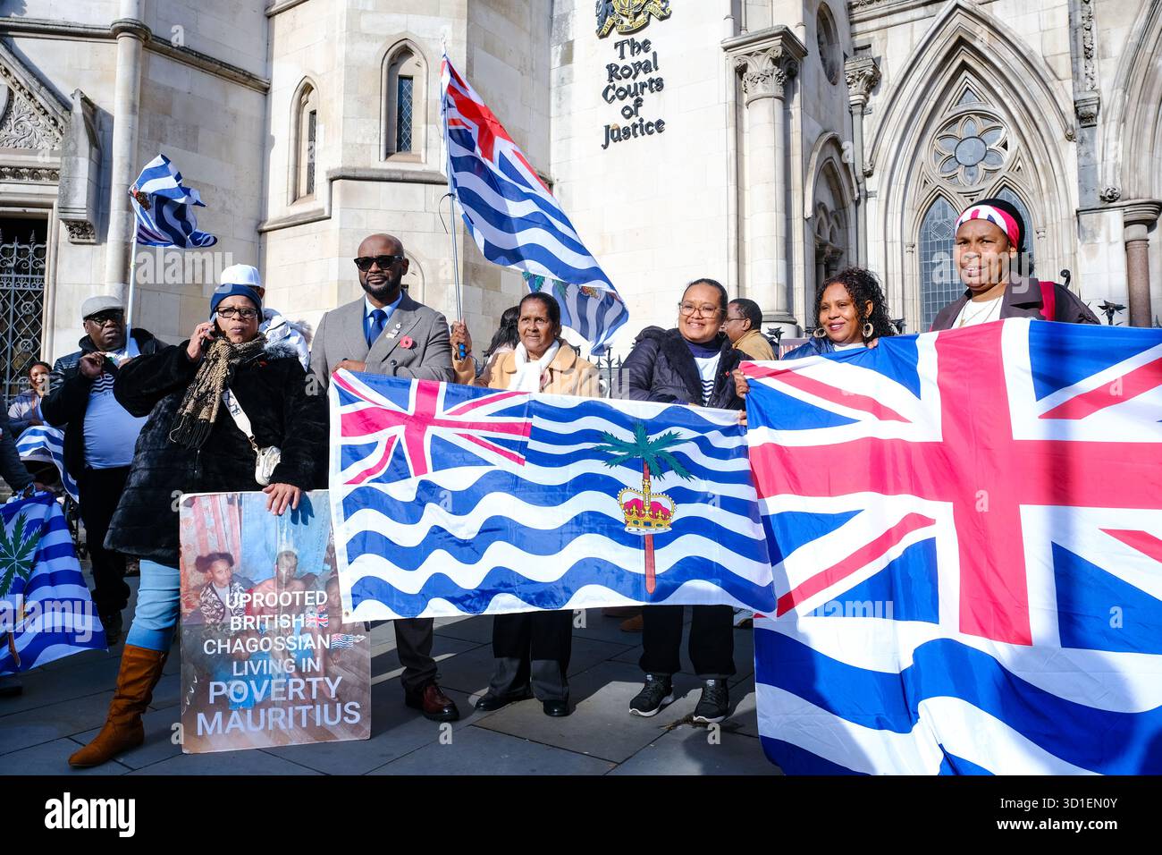London, Großbritannien. Oktober 2024. Mitglieder der chagossianischen Gemeinschaft treffen sich vor den königlichen Gerichten vor einer mündlichen Verhandlung, um eine vollständige gerichtliche Überprüfung in einem Antrag von drei chagossianischen Bürgern zu beantragen, die sagen, dass die britische Regierung es versäumt hat, die Gemeinde über die Übergabe der Inseln an Mauritius zufriedenstellend zu konsultieren. Quelle: Eleventh Photography/Alamy Live News Stockfoto