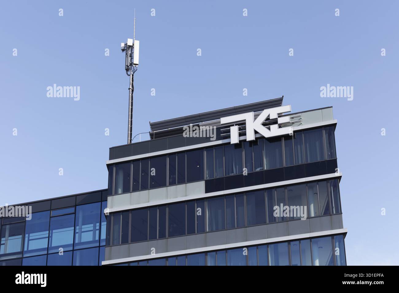 Thyssen Krupp Elevator, TKE, Logo am Firmensitz, Aufzug- und Fahrtreppenunternehmen, Düsseldorf, Nordrhein-Westfalen, Deutschland Stockfoto