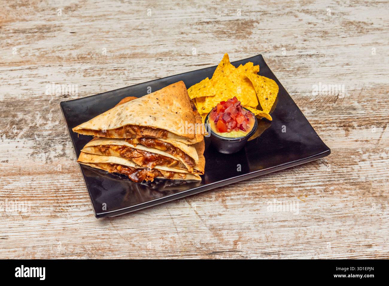 Huitlacoche Quesadillas mit Maispilzen, gebraten mit Zwiebeln, Knoblauch und geschmolzenem Manchego-Käse auf handwerklichen Tortillas. Stockfoto