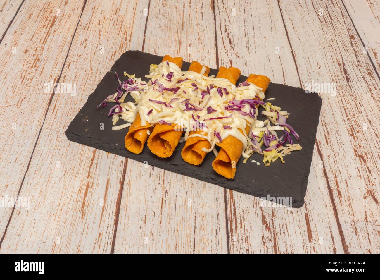 Steak-Tacos mit gegrilltem Fleisch, Guacamole, Bohnen und chili-Salsa Stockfoto