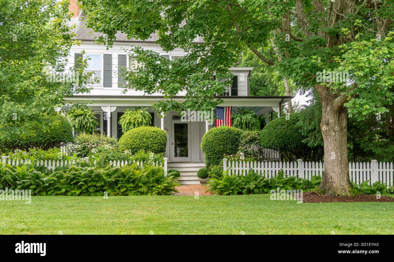 Wunderschönes altes Haus in einer üppigen Landschaft in southampton, ny Stockfoto