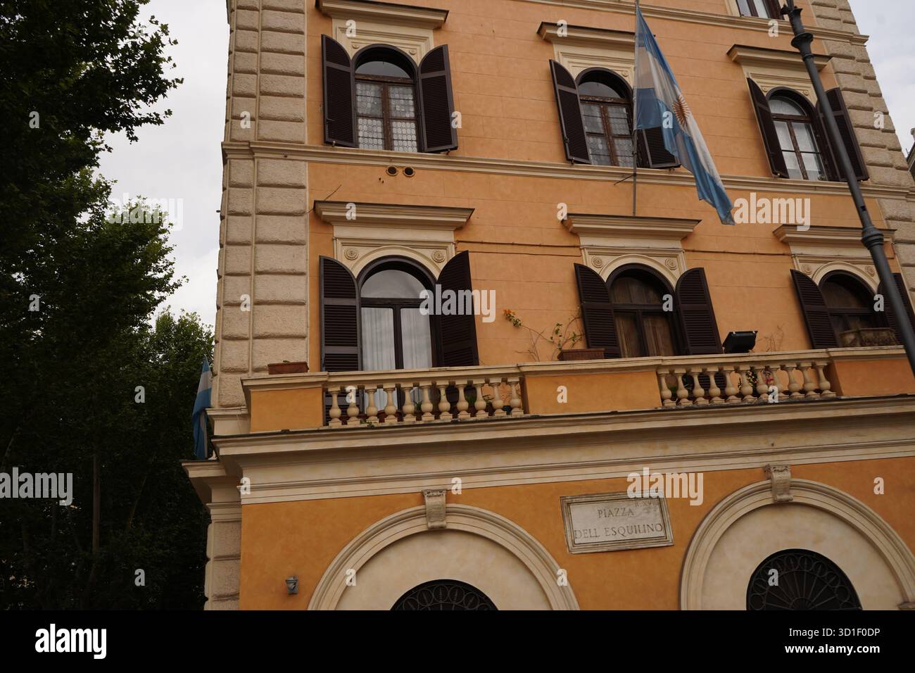 Ein historisches Gebäude mit neoklassizistischer Architektur und der argentinischen Flagge in Rom, Italien. Stockfoto