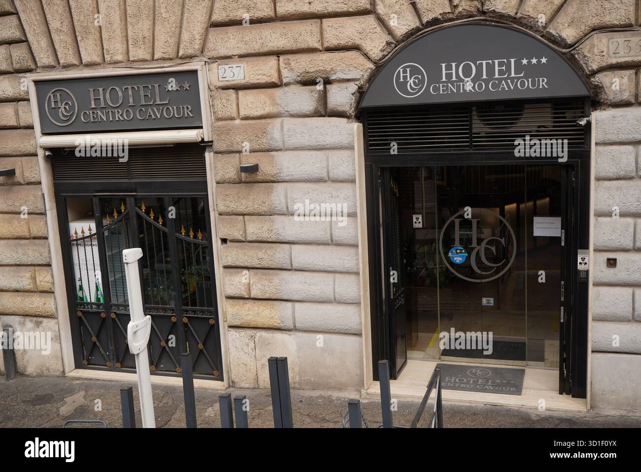 Erhöhter Blick auf das Hotel Centro Cavour, eine charmante 3-Sterne-Unterkunft in einer klassischen römischen Fassade in Rom, Italien. Stockfoto