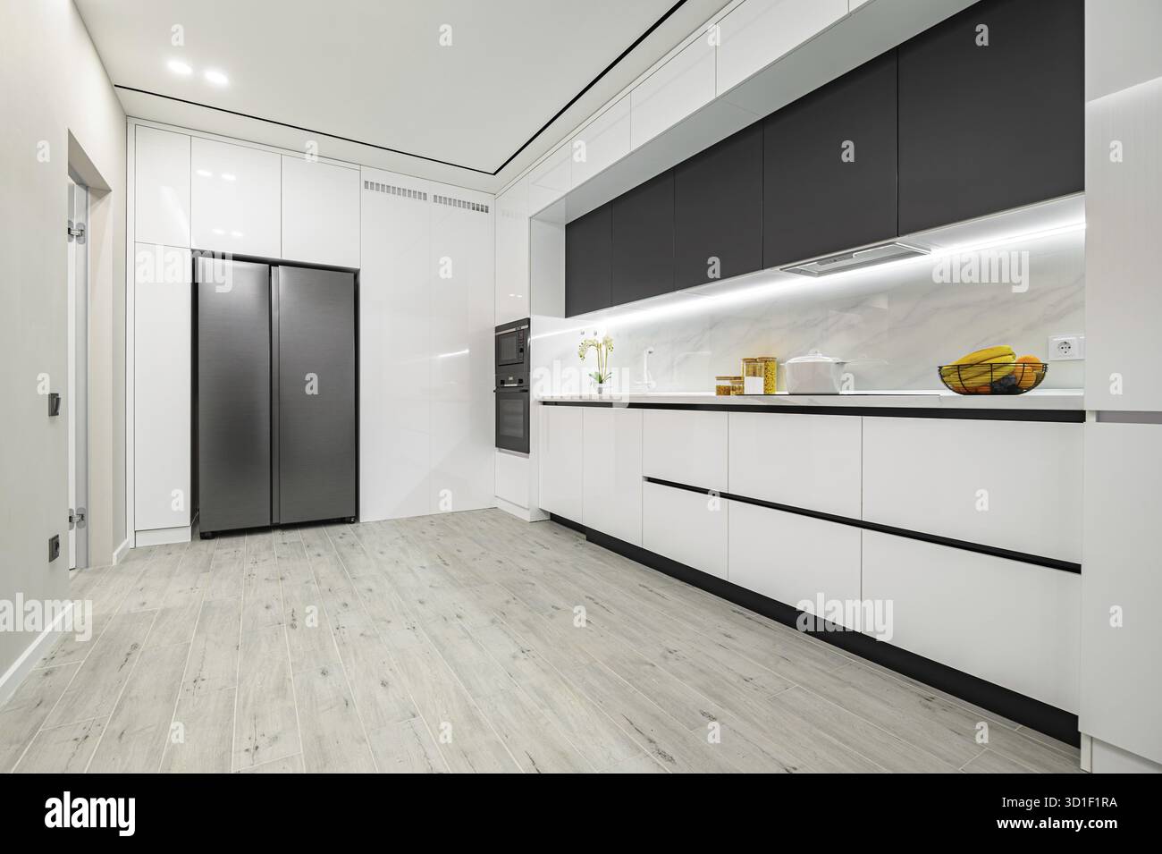 Luxus große moderne weiße und schwarze Küche Interieur verwendet als Präsentieren Stockfoto