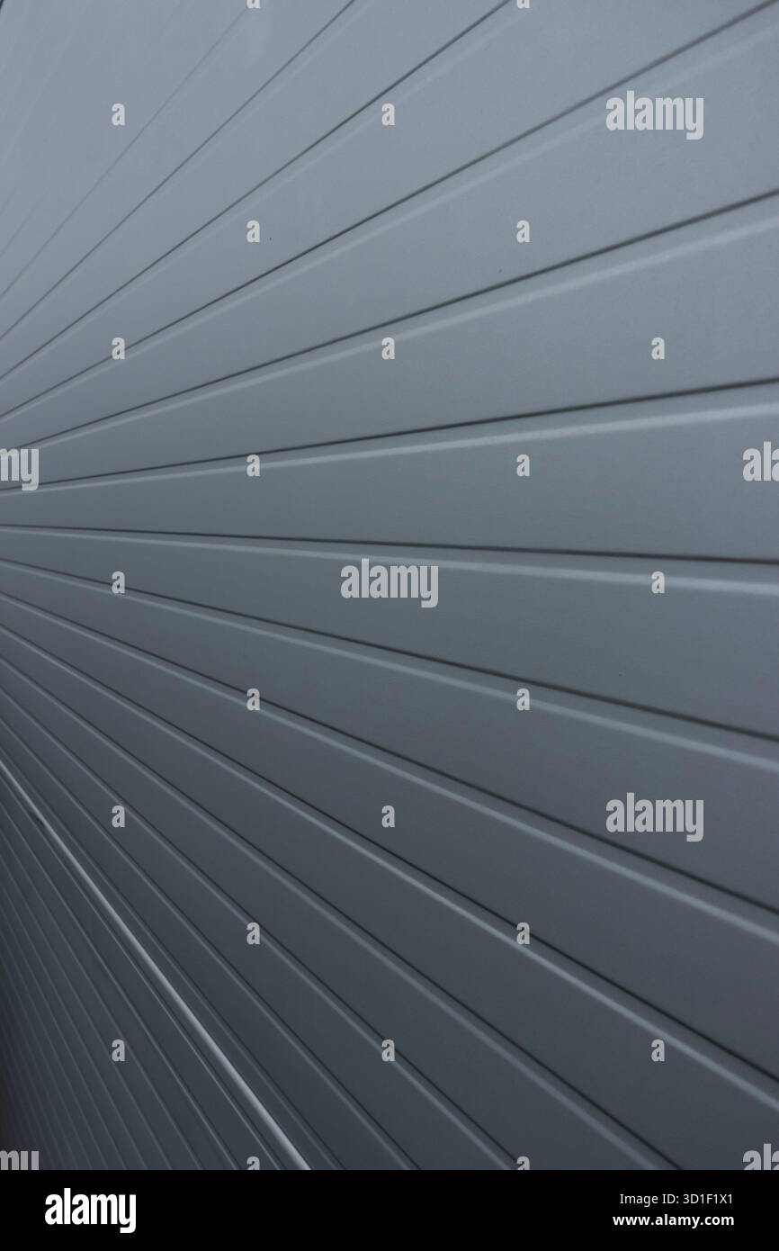 Metallwand mit horizontalen Linien, die den industriellen Aufbau und das saubere Design zeigen Stockfoto