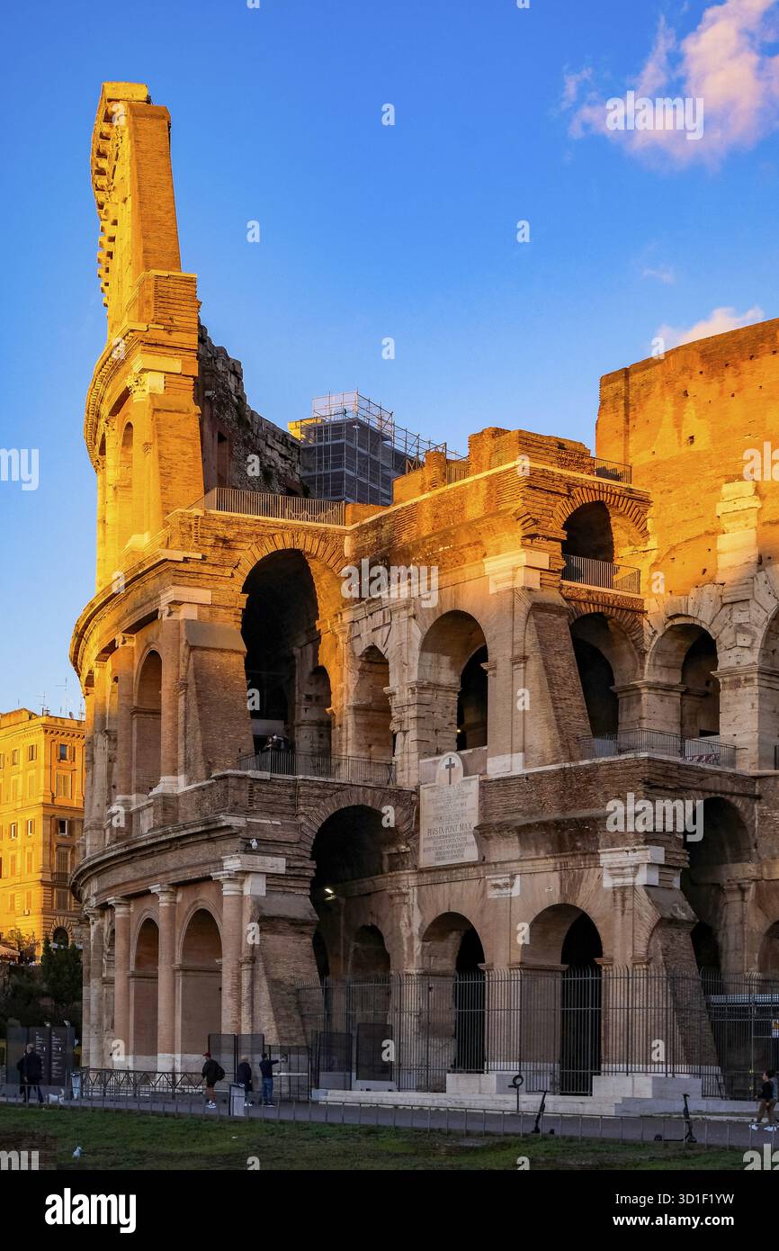 Das ikonische Symbol des Imperial Roma - Kolosseum bei Sonnenuntergang - ovale römische Amphitheater Ruinen - Rom, Italien Stockfoto