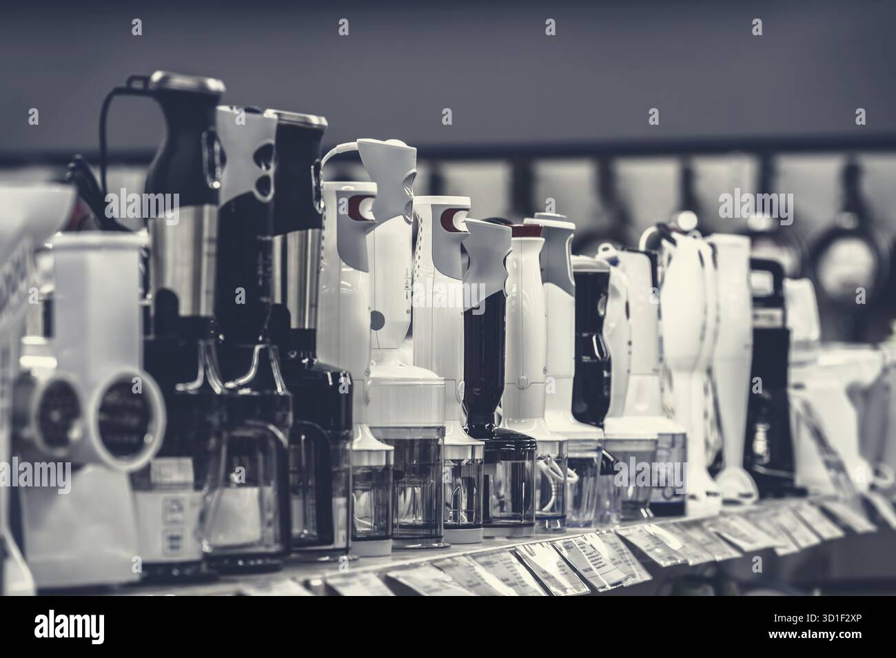 Reihe von Varieté-Mixern im Einzelhandelsregal, selektiver Fokus Stockfoto