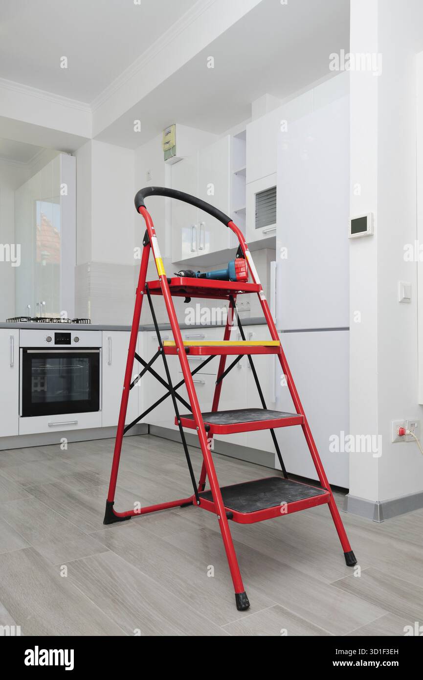 Moderne weiße Küche im Stadium der Fertigstellung, minimalistisches, sauberes Design Stockfoto