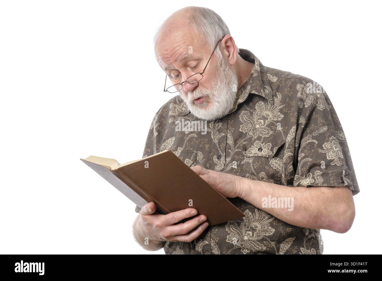 Hübscher, kahler und bärtiger älterer Mann mit Brille, der ein Buch liest, isoliert auf weißem Hintergrund Stockfoto