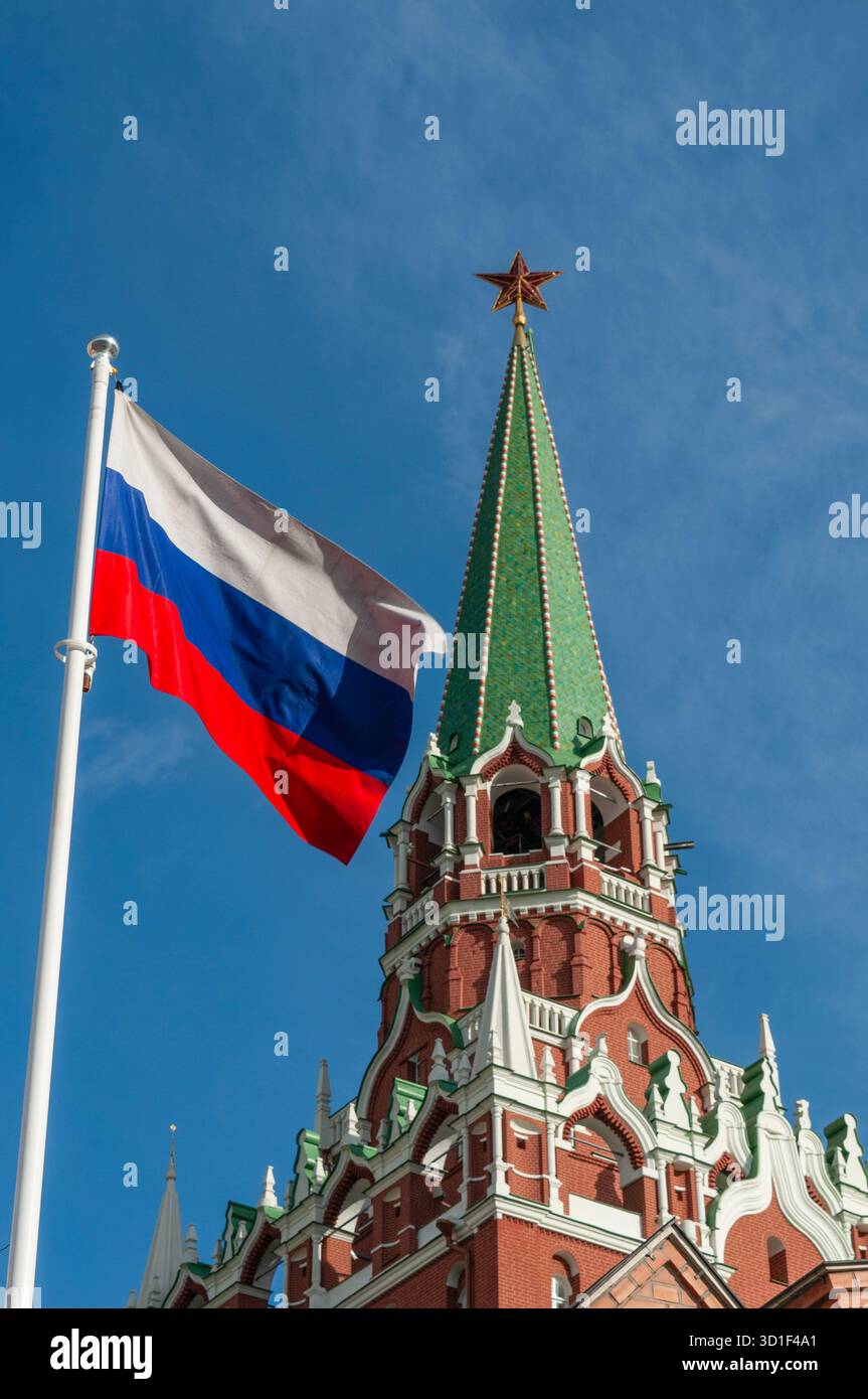 Moskau, Russland: Russische Flagge mit dem Troitskaja-Turm, einem der Türme der Kreml-Mauer, erbaut 1495-1499 vom Italiener Aloisio da Milano Stockfoto