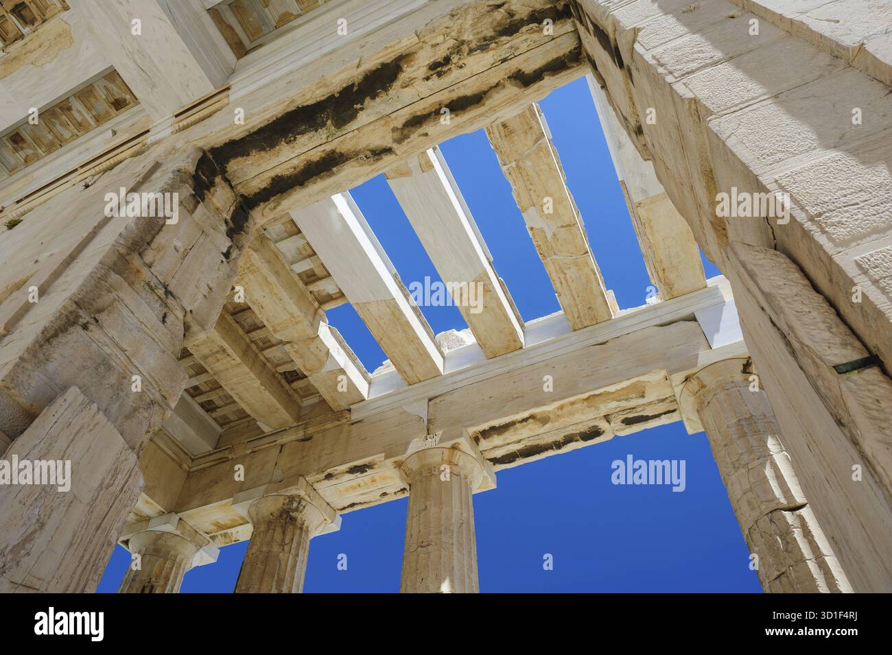 Fragment des Parthenon, eines archaischen Tempels auf der Akropolis von Athen, erbaut 438 v. Chr. Aufgenommen in Athen, Griechenland Stockfoto