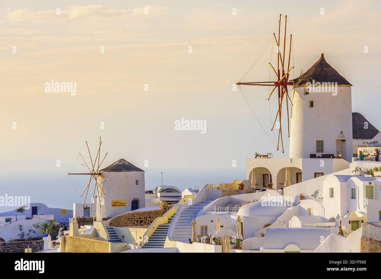 Berühmten Blick auf das Dorf Oia auf der Insel Santorini, Griechenland im Sonnenuntergang Strahlen Stockfoto