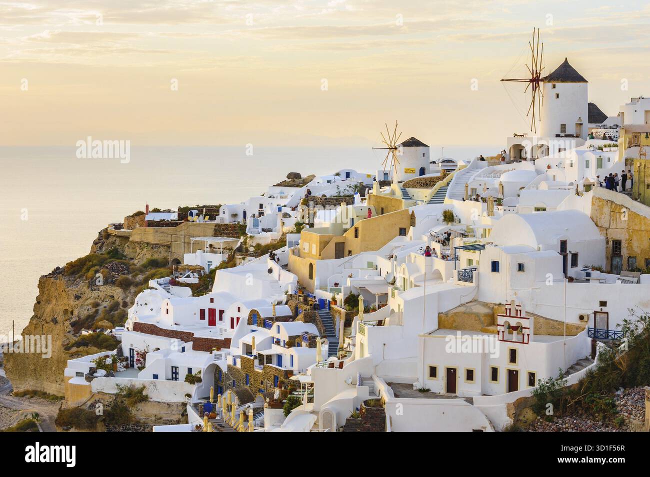 Berühmten Blick auf das Dorf Oia auf der Insel Santorini, Griechenland im Sonnenuntergang Strahlen Stockfoto