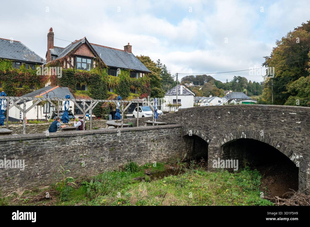 Der flache Fluss exe fließt durch das Dorf Exford im Exmoor National Park in der Grafschaft Somerset im Südwesten Englands. Stockfoto