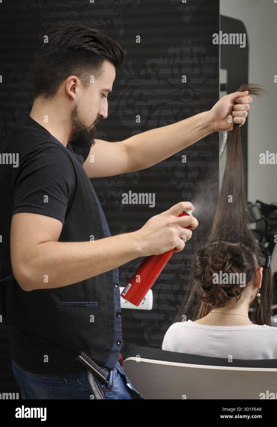 Schöner, stilvoller professioneller Friseur-Mann bei seiner Arbeit Stockfoto