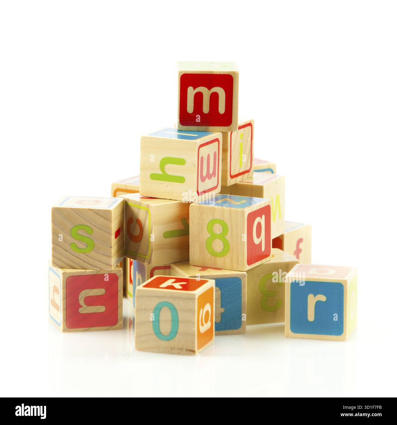 Holzspielzeug-Würfel mit Buchstaben. Hölzerne Alphabet Blöcke Stockfoto