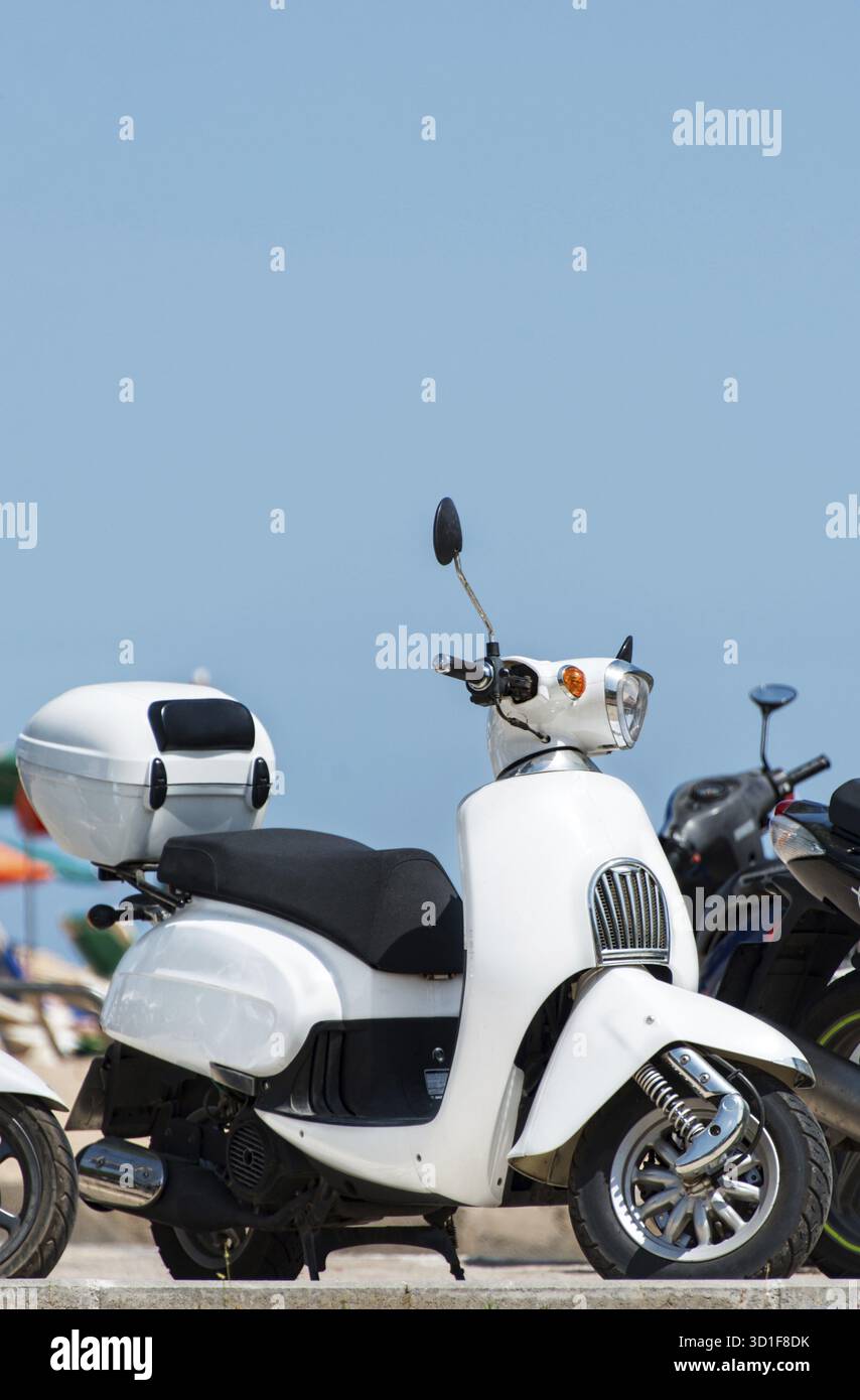 Weißes Moped im Retro-Stil Stockfoto