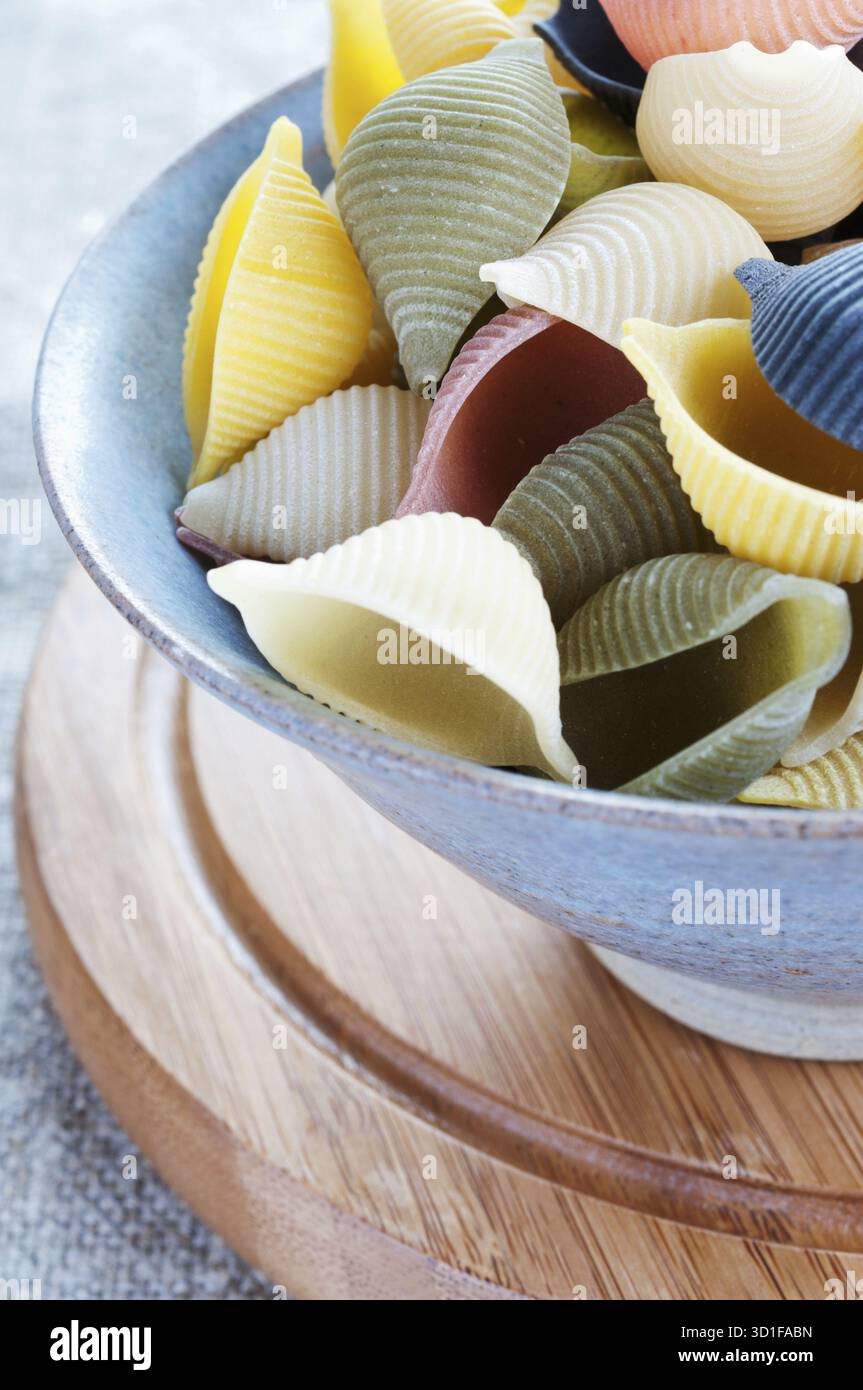 Nudeln in die Schüssel auf ein grobes Tuch Stockfoto