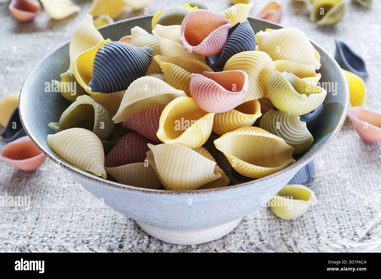 Bunten Nudeln in Schüssel auf ein grobes Tuch Stockfoto