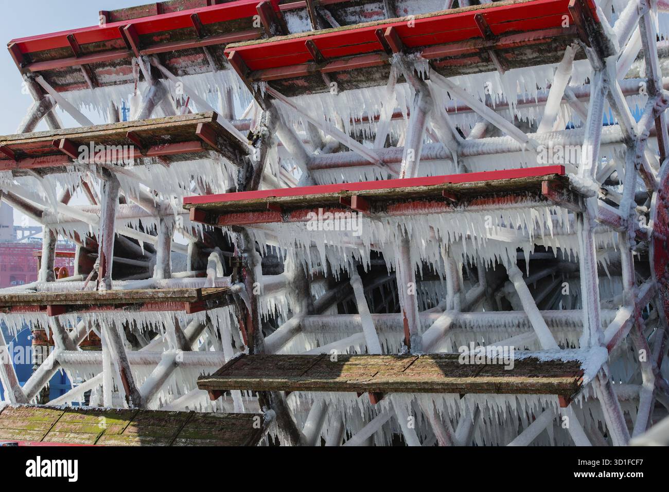Schaufelradschiff ist in Hamburg vereist Schaufelradschiff ist in Hamburg vereist Stockfoto