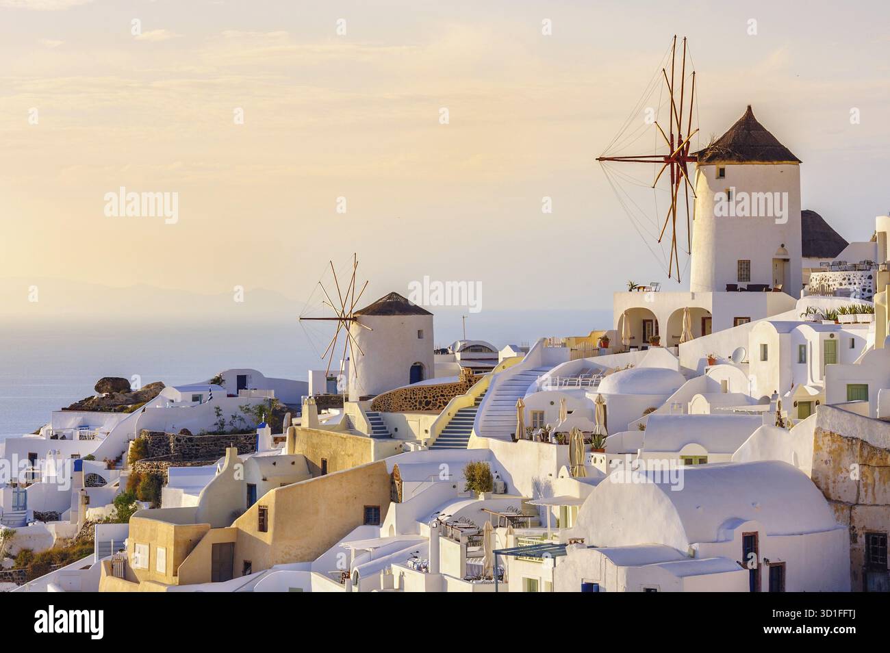 Berühmten Blick auf das Dorf Oia auf der Insel Santorini, Griechenland im Sonnenuntergang Strahlen Stockfoto