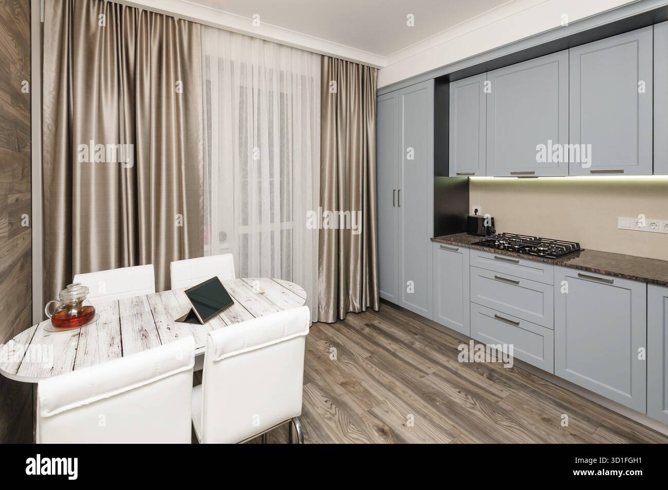 Moderne Küche, minimalistisches, sauberes Design. Einige Türen öffnen sich Stockfoto