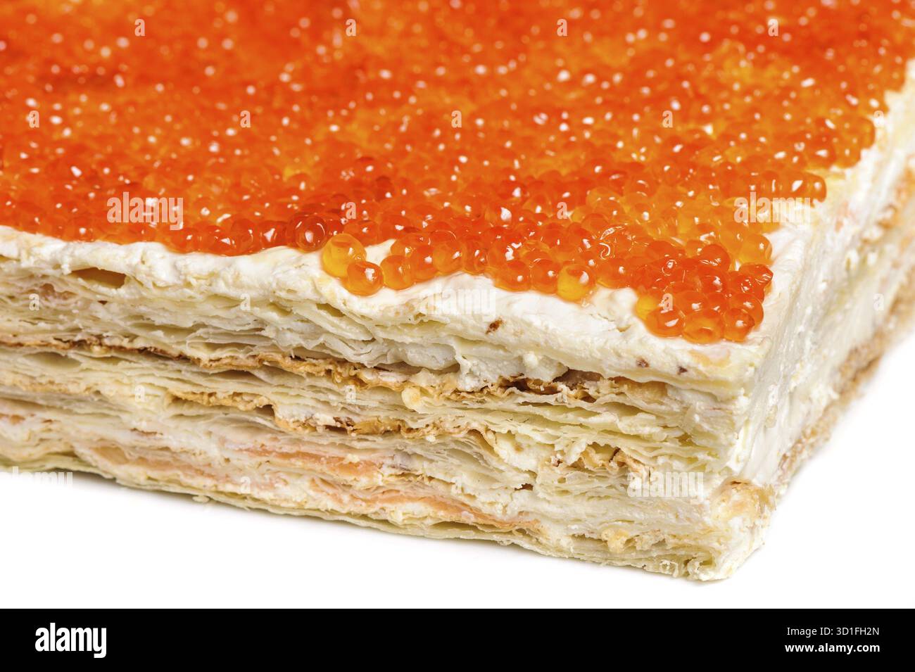 Nahaufnahme eines geschichteten Kuchens mit rotem Kaviar Stockfoto