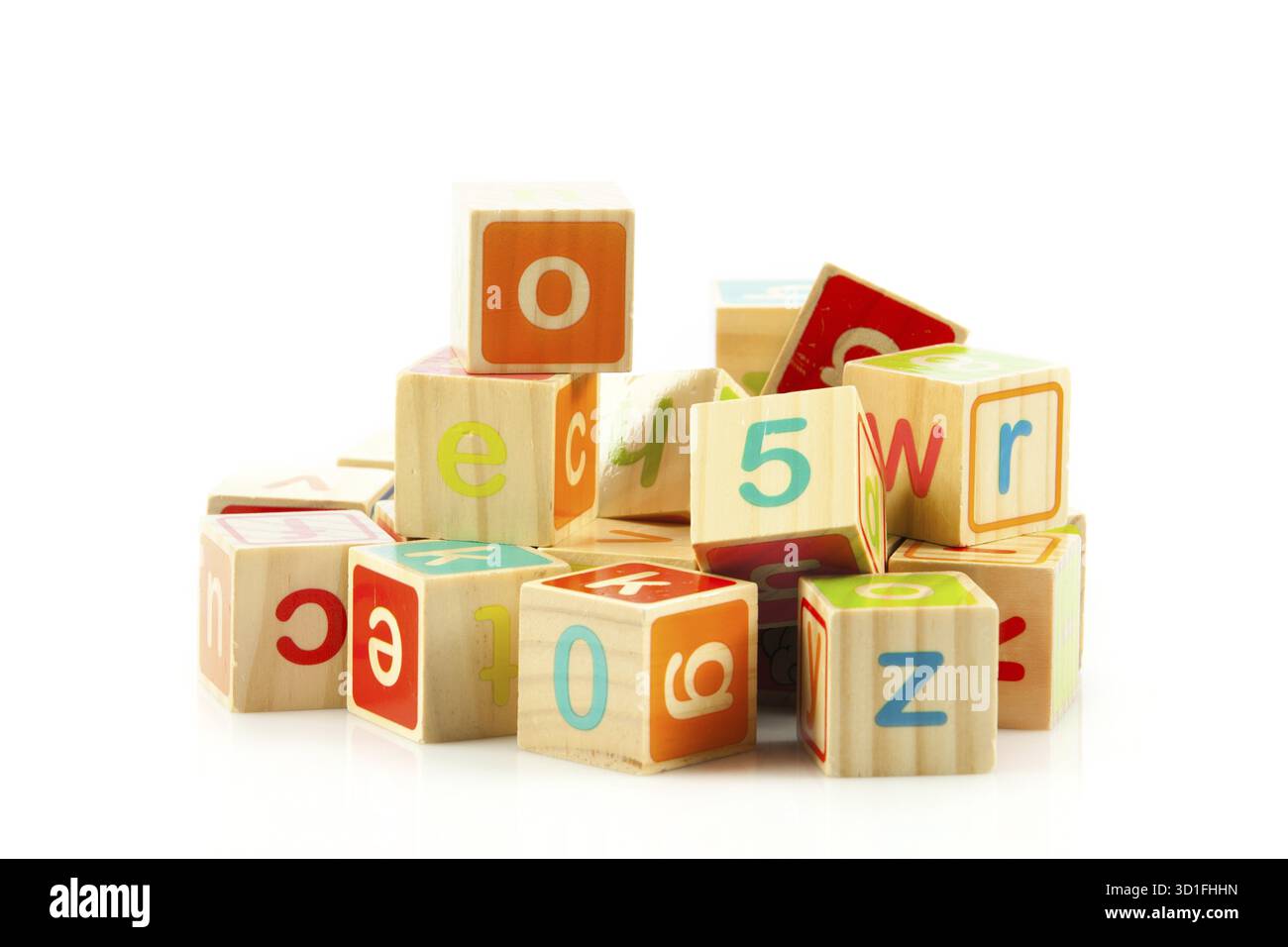 Holzspielzeug-Würfel mit Buchstaben. Hölzerne Alphabet Blöcke Stockfoto