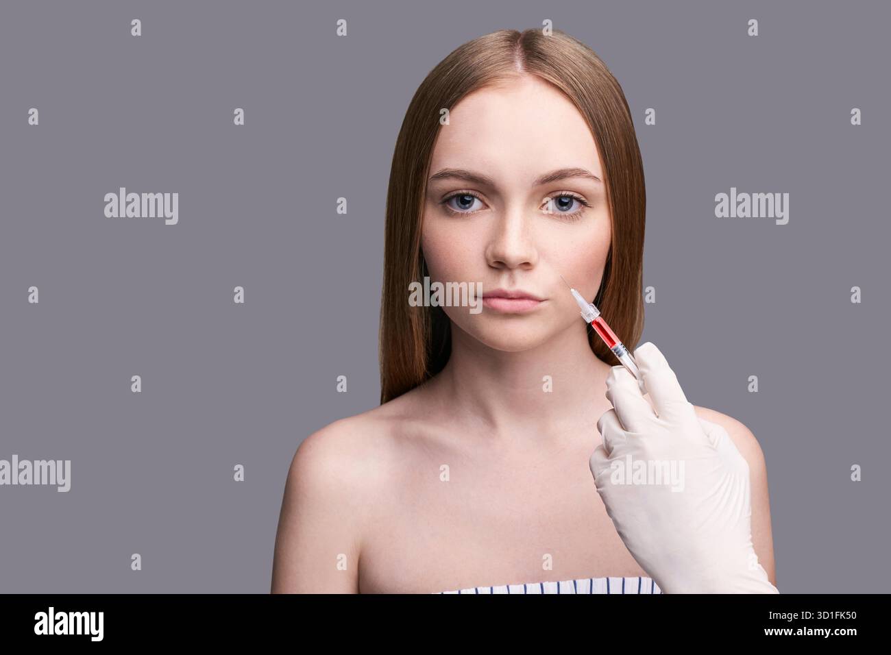 Nahaufnahme der Rejuvenationslippe. Das schöne weibliche Gesicht. Plastische Chirurgie. Gesundheitskonzept. Medizinische Kosmetologie, Dermatologie. Spa-Behandlung. Arzthandschuhe || Modell freigegeben Stockfoto