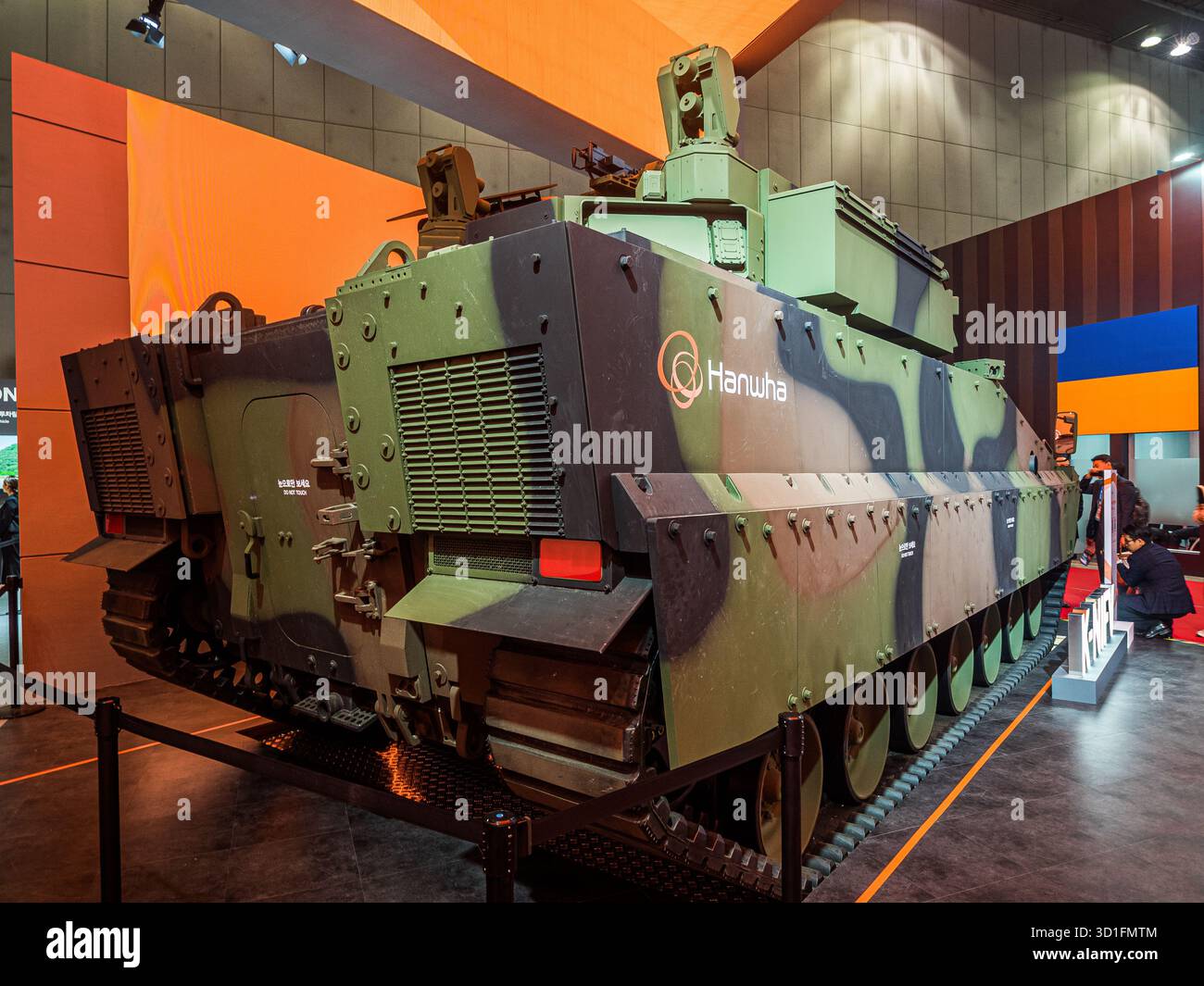 Goyang, Südkorea – 23. Oktober 2025: Hanwha Aerospace K-NIFV Prototyp Rückansicht mit einem auf einem Revolver montierten Hard-Kill Active Protection System Launcher Stockfoto