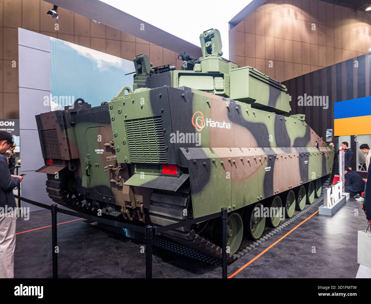 Goyang, Südkorea – 23. Oktober 2025: Hanwha Aerospace K-NIFV Prototyp Rückansicht mit einem auf einem Revolver montierten Hard-Kill Active Protection System Launcher Stockfoto