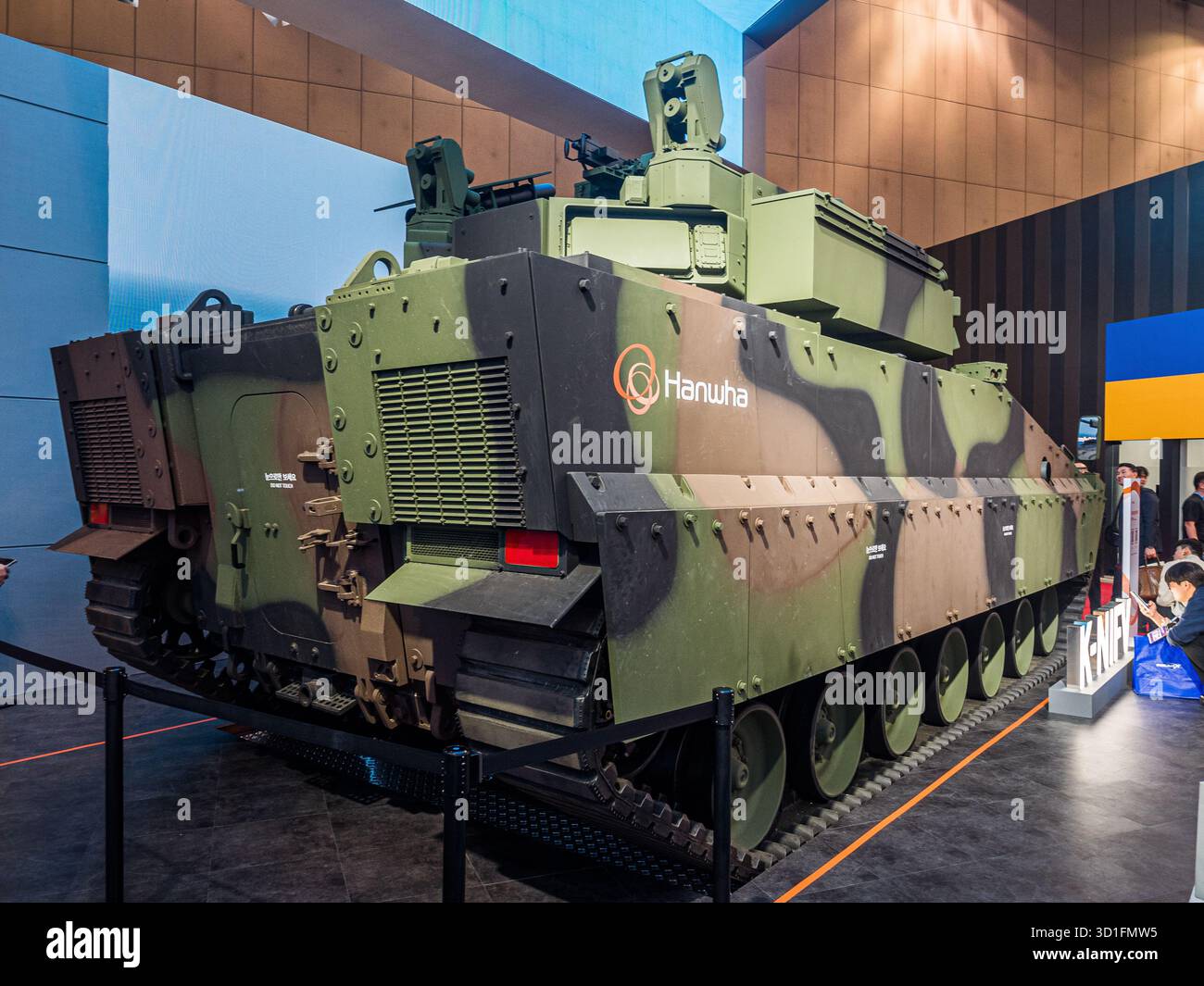 Goyang, Südkorea – 23. Oktober 2025: Hanwha Aerospace K-NIFV Prototyp Rückansicht mit einem auf einem Revolver montierten Hard-Kill Active Protection System Launcher Stockfoto