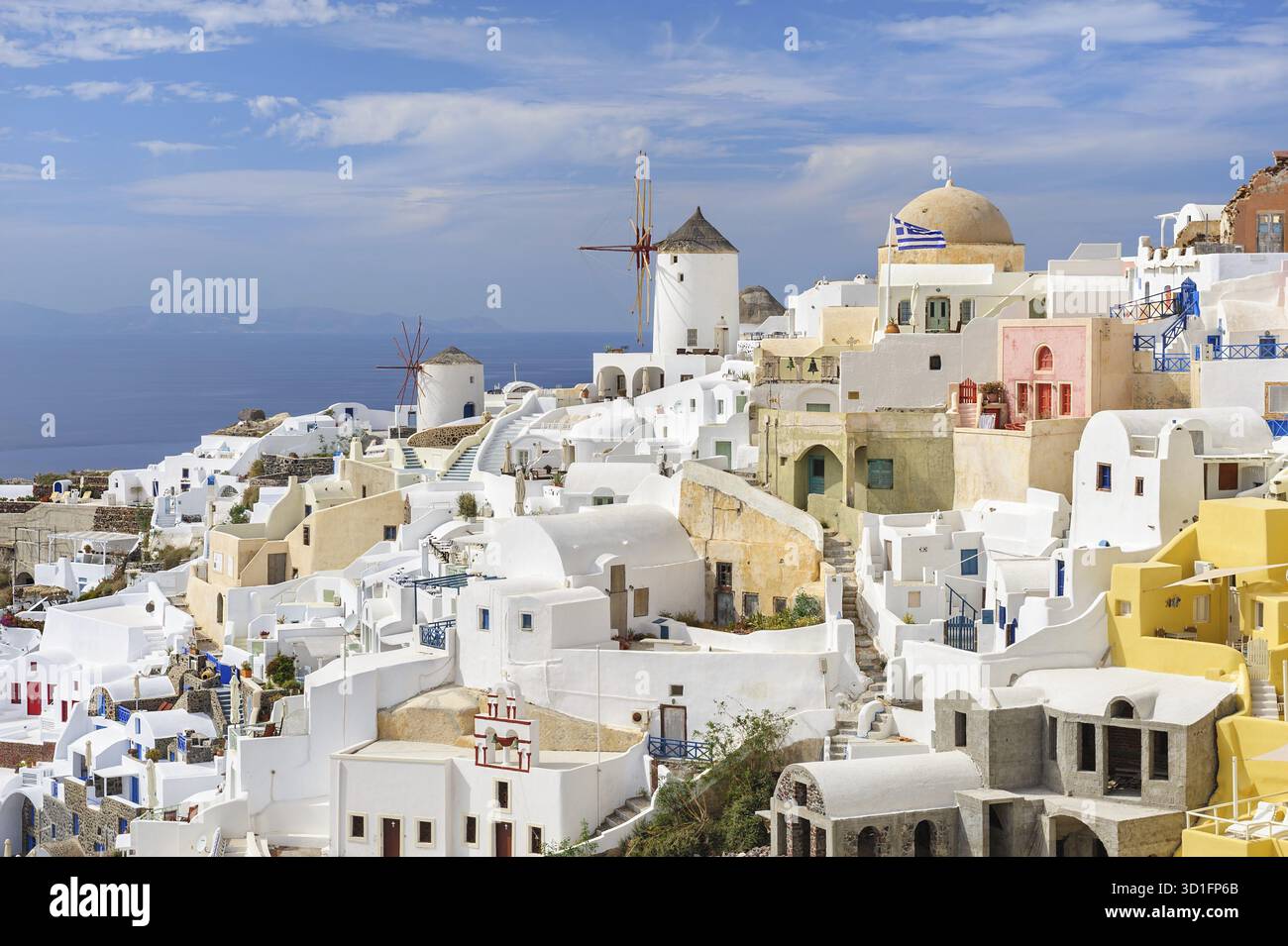 Berühmten Blick auf das Dorf Oia auf der Insel Santorini, Griechenland im Sonnenuntergang Strahlen Stockfoto