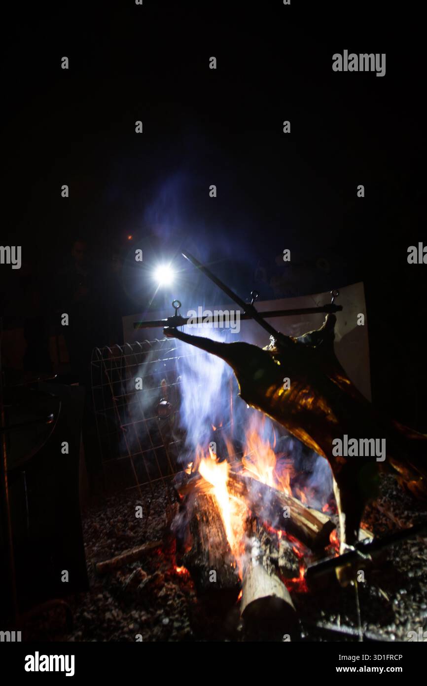 Rustikales Lamm Barbecue bbq über offenem Feuer in Chile, Südamerika. Asado ist eine Gaucho-Tradition, die auf offener Flamme kocht Stockfoto