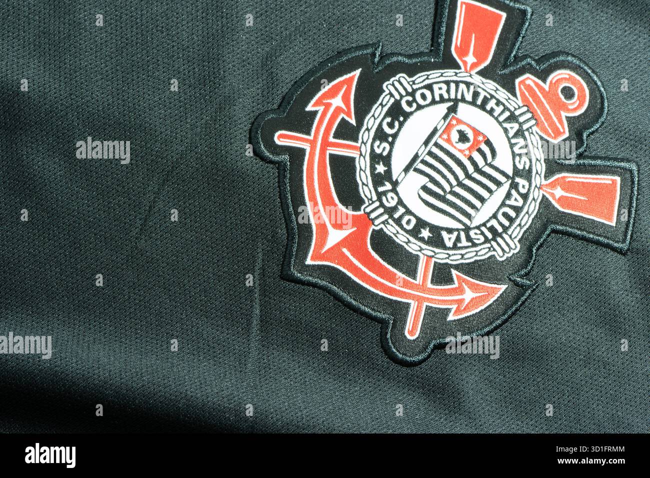 Nahaufnahme von einem Corinthians-Hemd mit Logo. Oktober 2025. Sao paulo, Brasilien. Stockfoto