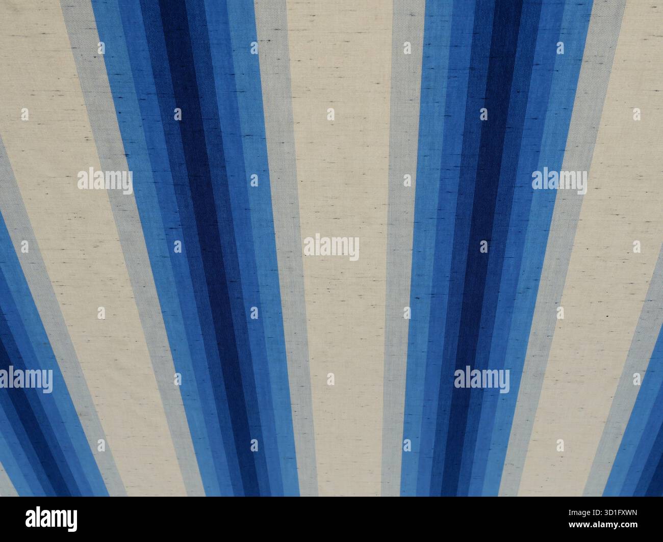 Markise mit vertikalen blauen Streifen in einem fächerähnlichen Muster. Nahaufnahme. Kopierraum. Stockfoto
