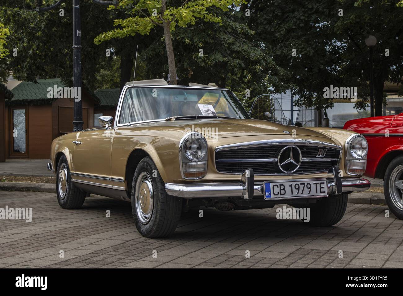 Gelber Mercedes 280 SL im Retro-Look bei der Veranstaltung „Classic Cars“ in Pomorie, Burgas, Bulgarien Stockfoto