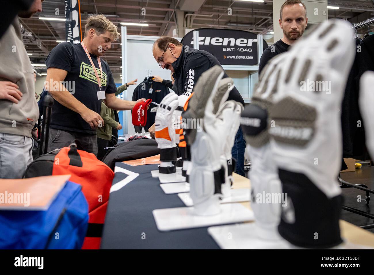 Nürnberg, Deutschland. Oktober 2025. Peter Stemmer (l), Leiter des Ski Cross World Cup Teams im Deutschen Skiverband (DSV), im offiziellen Dressing vor Saisonbeginn in der Ausstellungshalle. Vermerk: Daniel Karmann/dpa/Alamy Live News Stockfoto
