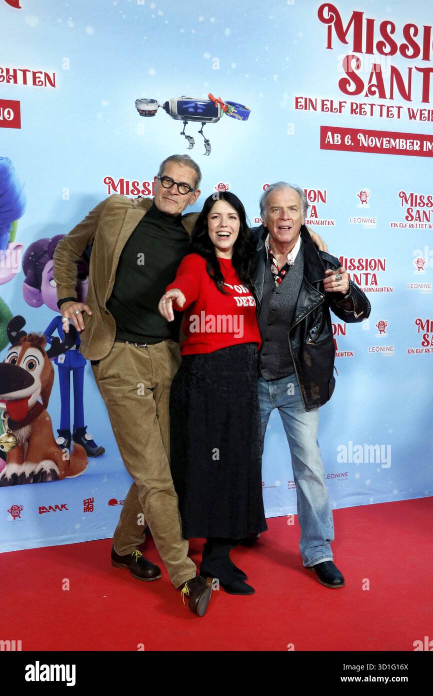 Goetz Otto, Malwanne und Michael Mendl bei einer Sondervorführung von MISSION SANTA - AN elf RETTET WEIHNACHTEN in der Kulturbrauerei Berlin am 25.10.2025 Stockfoto